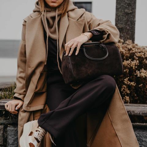 Vrstvení je nejjednodušší stylingový trik, jak dostat outfit na vyšší úroveň. Kombinujte různé délky, materiály a odstíny v jedné barevné linii — look pak působí promyšleně a luxusně.✨