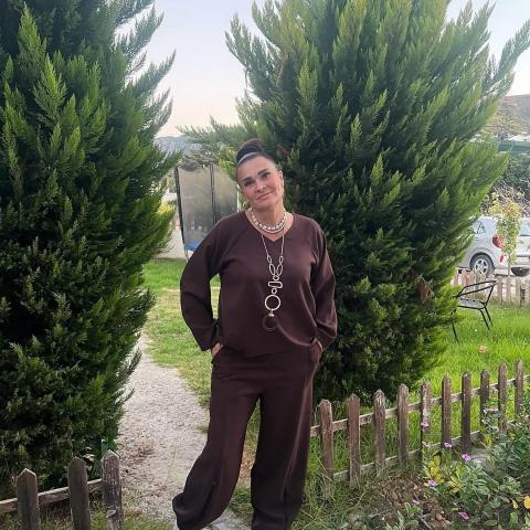 Čokoládový komplet, mahulena_bocanova_official doplnila teniskami a výrazným šperkem — ležérní look, který si zamilujete 🤎 Najdete on-line & prodejnách Vabacci.