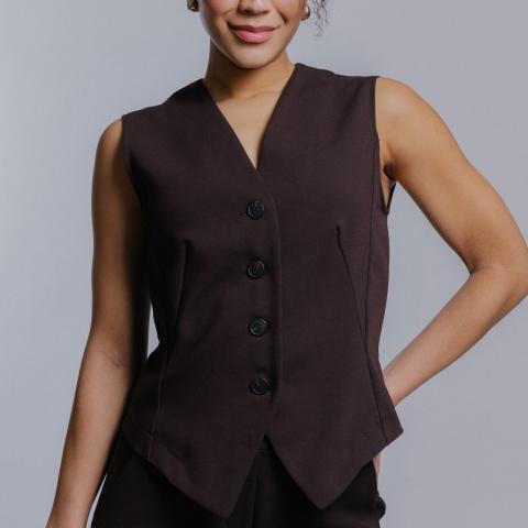 Nadčasový hnědý komplet, který využijte pro mnoho příležitostí. 🤎 Najdete v prodejnách Vabacci & on-line.