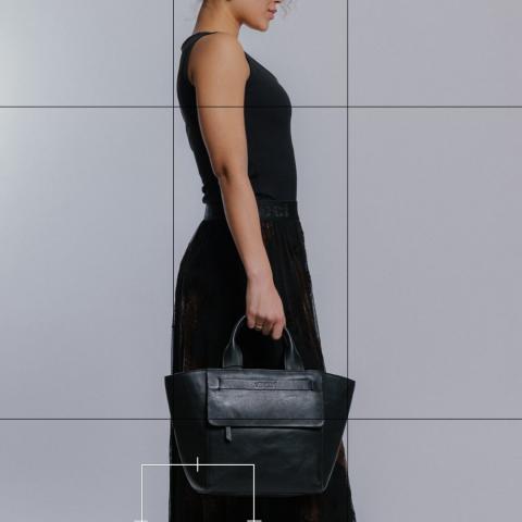 Tóny hnědé, čokoládové a hluboké tmavé odstíny vytvářejí promyšlený základ pro nadčasový šatník. 🤎 Objevte nové kousky, které snadno zapadnou do vašeho šatníku.