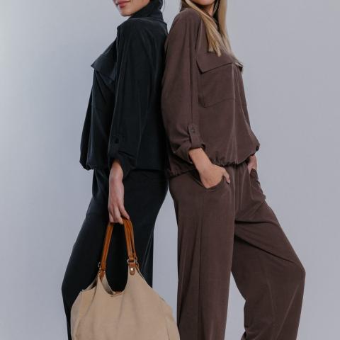 Není nic lepšího než casual komplety. Žádné složité vymýšlení, co k čemu ladí – prostě oblékneš a jdeš.🖤 Novinky v prodejnách Vabacci & on-line.