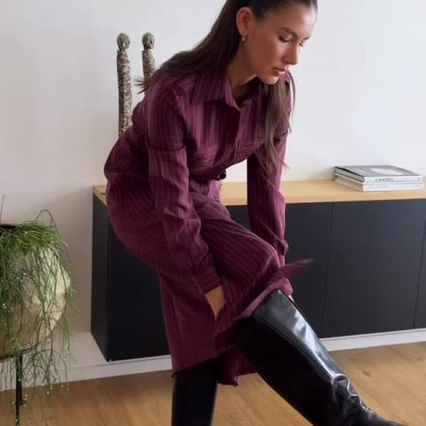 Elegantní košilové maxi šaty v bordó odstínu s jemným proužkem představují nadčasový kousek, který využijete po mnoho sezón. Dlouhá linie šatů krásně prodlužuje postavu a jemný proužek dodává modelu sofistikovaný charakter. 🖤