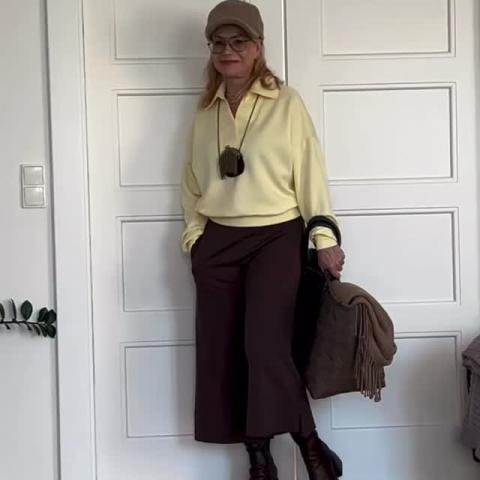 @jitkaasterova a její recept na víkendový pohodový outfit: wide-leg kalhoty, žlutá mikina a úsměv k tomu. 🤩