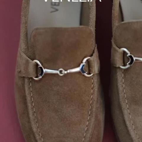 Semiš. Klíčový materiál posledních sezón. 🤎 Mokasíny, které zapadají do trendu tichého luxusu – nenápadné, ale dokonale upravené. Objevte novinky na webu a v prodejnách INN.