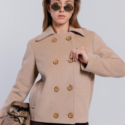 Dvě barvy, jeden nadčasový střih. 🤎🩶 Krátký dvouřadý kabátek, který dodá podzimnímu outfitu čistou siluetu a elegantní charakter. Objevte novinku on-line a v našich prodejnách.